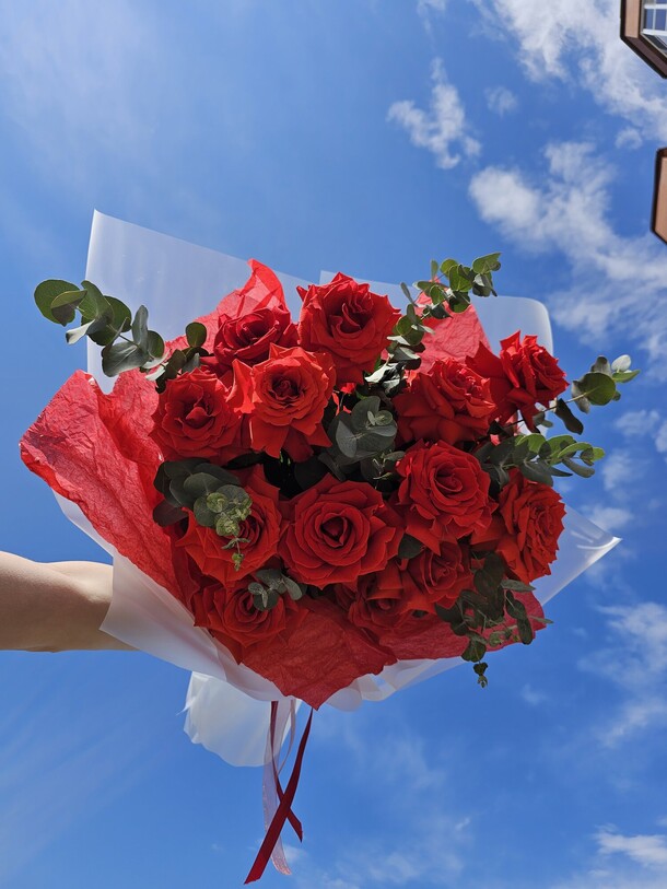 Букет из французской розы с эвкалиптом, артикул F1303543 - 7993 рублей, доставка по городу. Flawery - доставка цветов