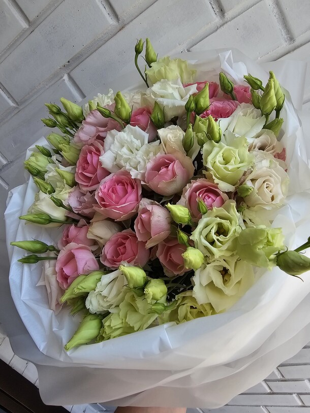 Букет из кустовой розы и эустомы, артикул F1308043 - 7265 рублей, доставка по городу. Flawery - доставка цветов