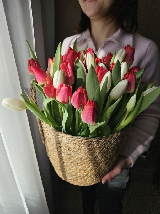 Козина с тюльпанами, артикул F1529605 - 16828 рублей, доставка по городу. Flawery - доставка цветов