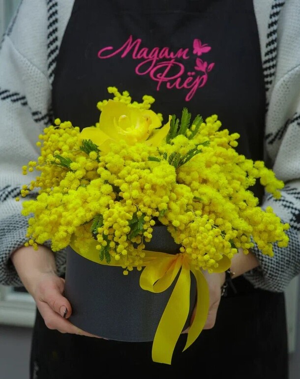 Коробка с мимозой и орхидеей, артикул F1100012 - 3700 рублей, доставка по городу. Flawery - доставка цветов