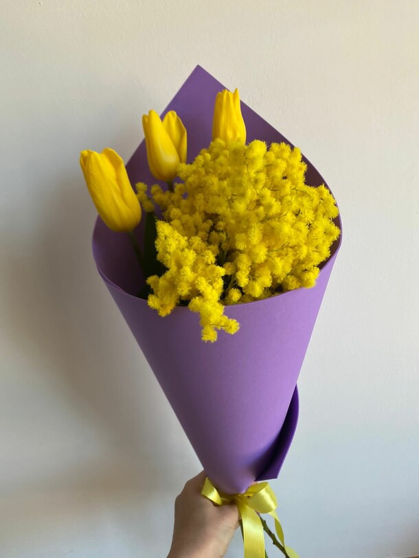 Букет из тюльпанов и мимозы., артикул F1102273 - 2900 рублей, доставка по городу. Flawery - доставка цветов