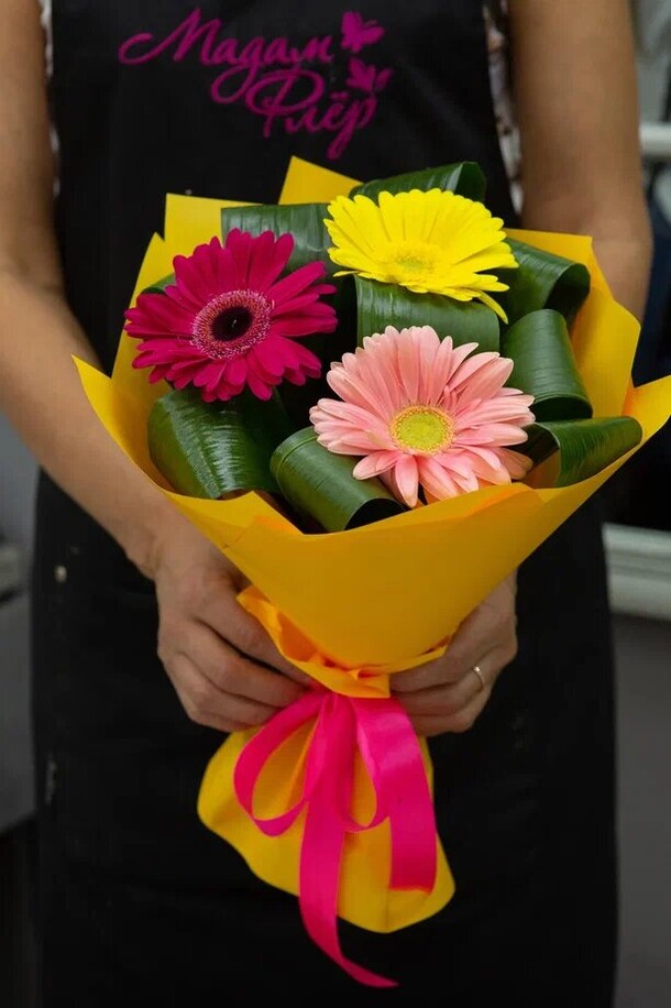 Букет с разноцветными герберами, артикул F1140747 - 2650 рублей, доставка по городу. Flawery - доставка цветов