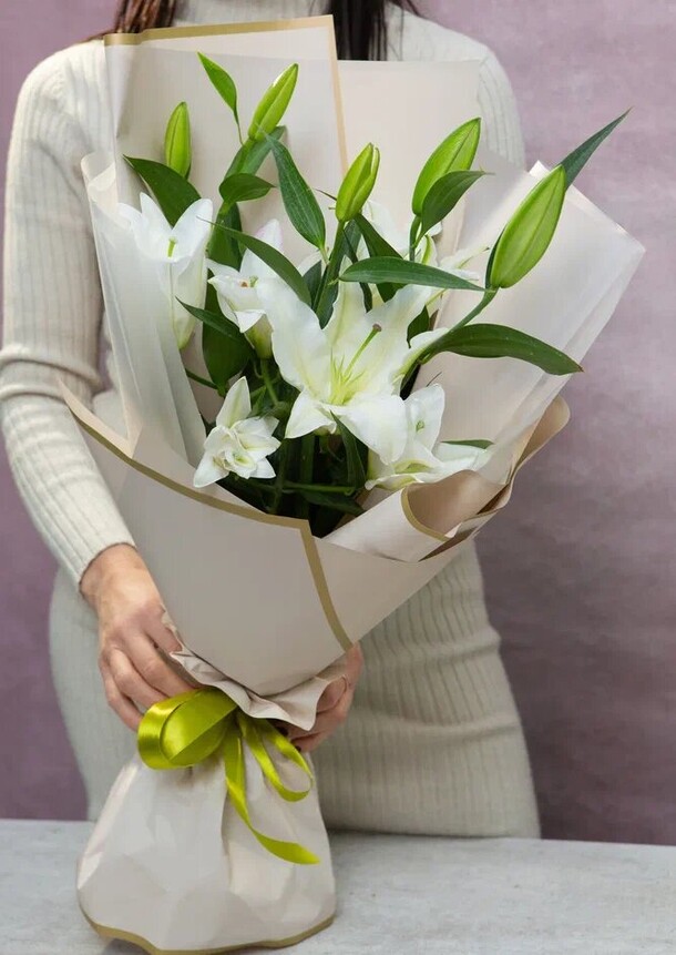 Букет из белых лилий, артикул F1156388 - 4700 рублей, доставка по городу. Flawery - доставка цветов