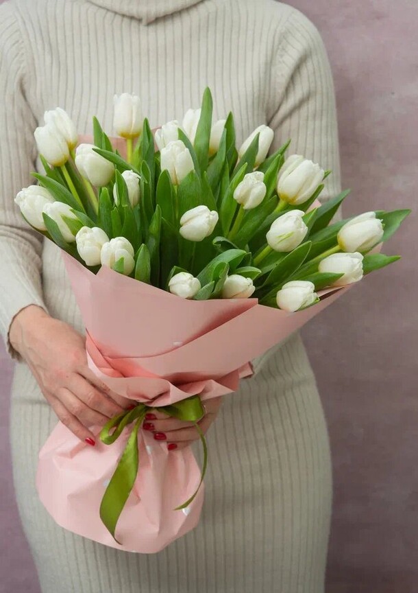 Букет из 25 белых тюльпанов, артикул F1173852 - 9350 рублей, доставка по городу. Flawery - доставка цветов