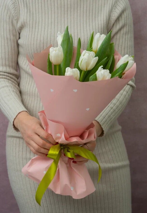 Букет из 7 белых тюльпанов, артикул F1173857 - 2920 рублей, доставка по городу. Flawery - доставка цветов