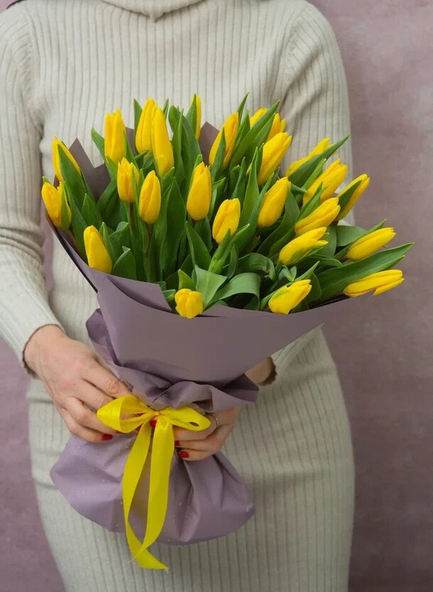 Букет из 25 желтых тюльпанов, артикул F1173859 - 9350 рублей, доставка по городу. Flawery - доставка цветов