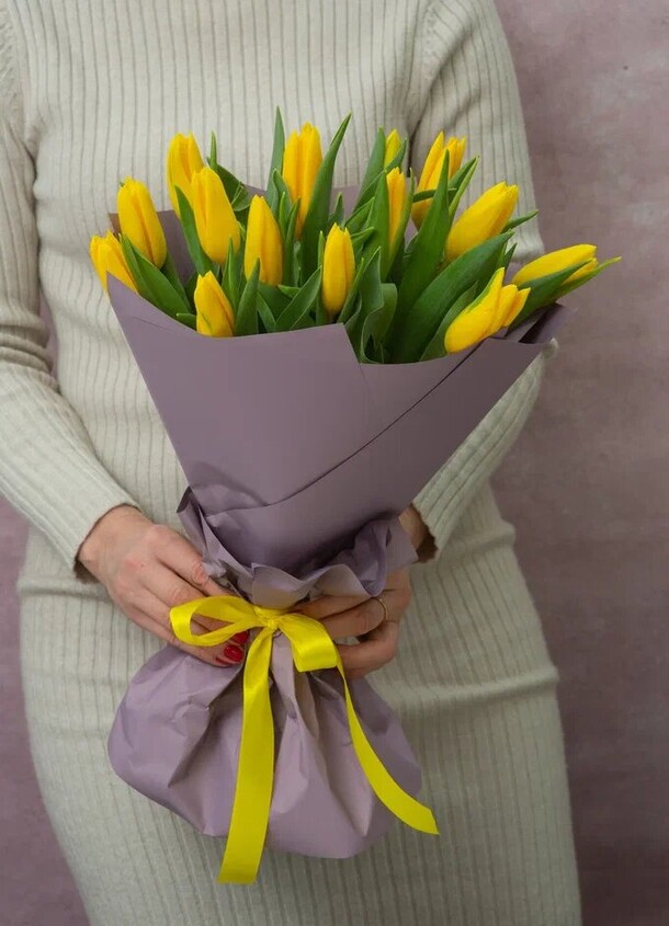 Букет из 15 желтых тюльпанов, артикул F1173861 - 5780 рублей, доставка по городу. Flawery - доставка цветов