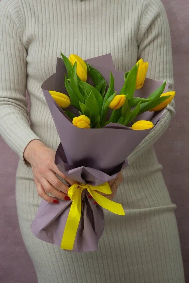 Букет из 7 желтых тюльпанов, артикул F1173863 - 2920 рублей, доставка по городу. Flawery - доставка цветов