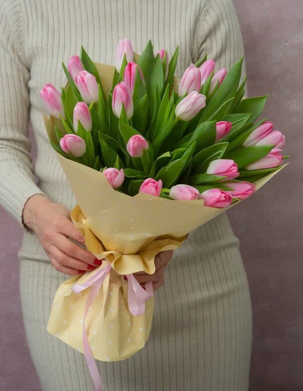 Букет из 25 розовых тюльпанов, артикул F1173865 - 9350 рублей, доставка по городу. Flawery - доставка цветов