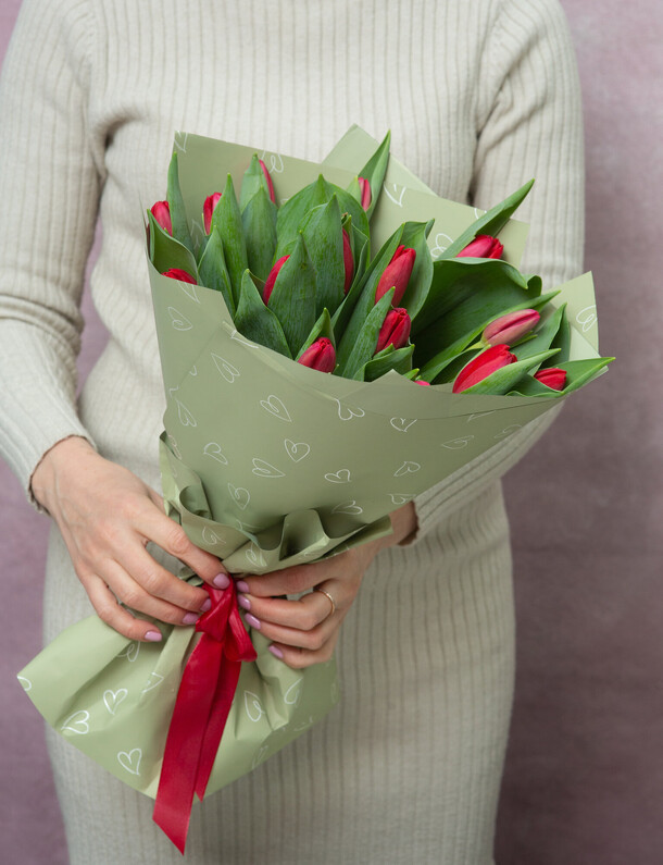 Букет из 15 красных тюльпанов, артикул F1173872 - 5780 рублей, доставка по городу. Flawery - доставка цветов