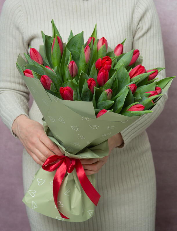 Букет из 25 красных тюльпанов, артикул F1173873 - 9350 рублей, доставка по городу. Flawery - доставка цветов