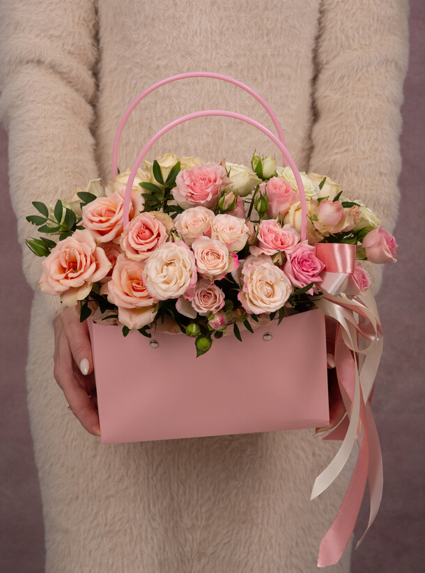 Сумочка с кустовыми розами, артикул F1394660 - 4000 рублей, доставка по городу. Flawery - доставка цветов