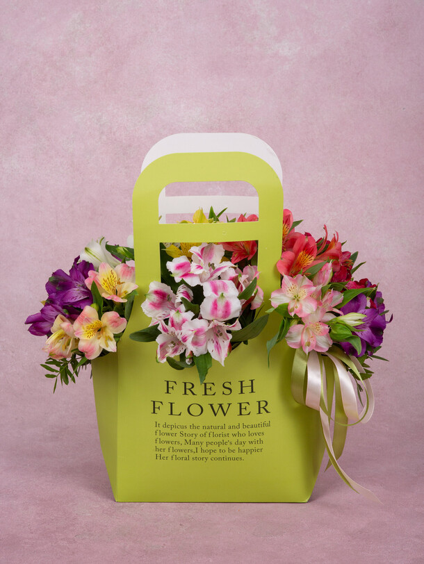 Альстремерии в сумке, артикул F1395048 - 2800 рублей, доставка по городу. Flawery - доставка цветов