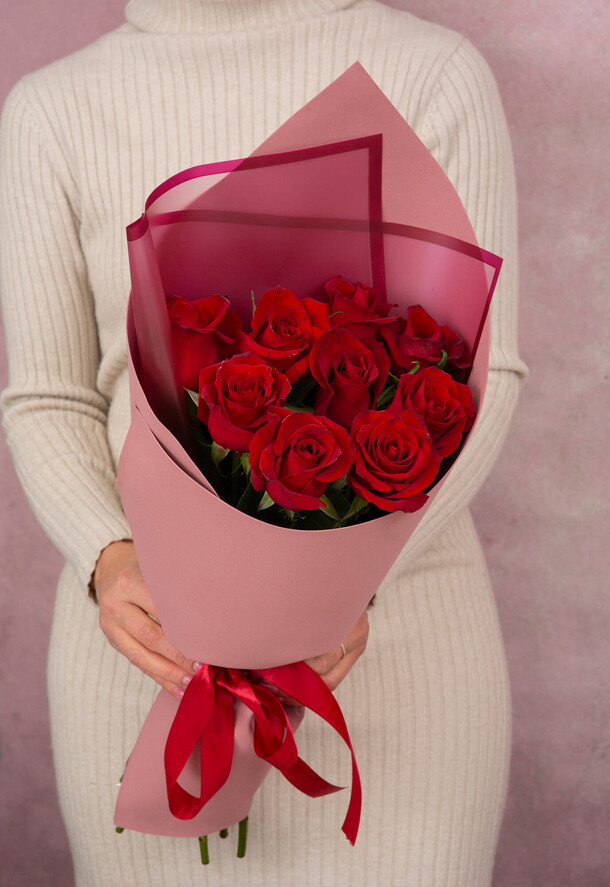 Букет из 9 красных роз, артикул F1395055 - 3640 рублей, доставка по городу. Flawery - доставка цветов