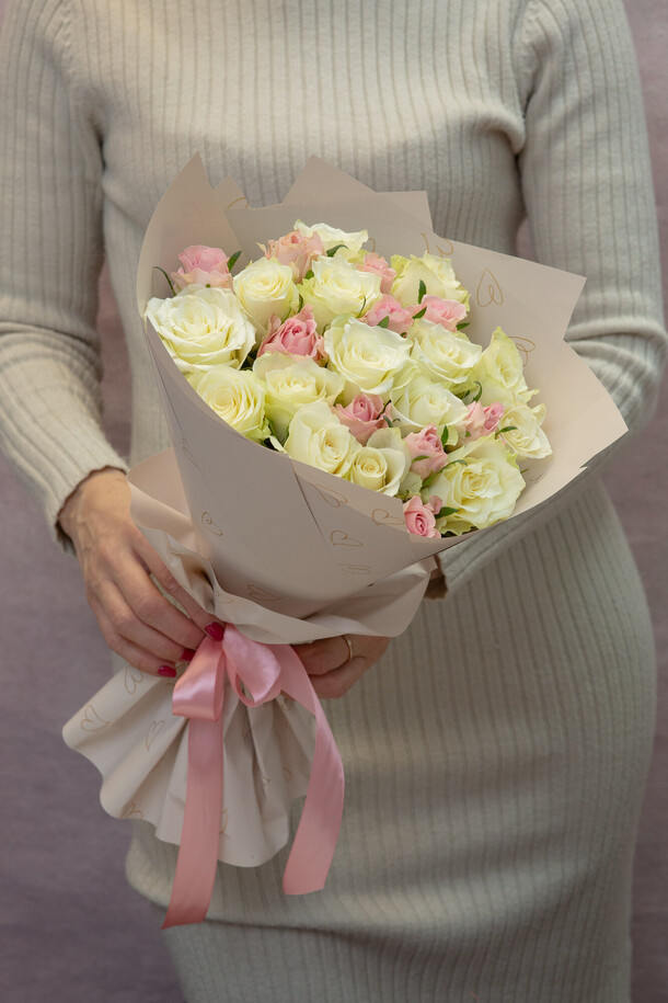 Букет из белых и розовых роз, артикул F1395067 - 3990 рублей, доставка по городу. Flawery - доставка цветов