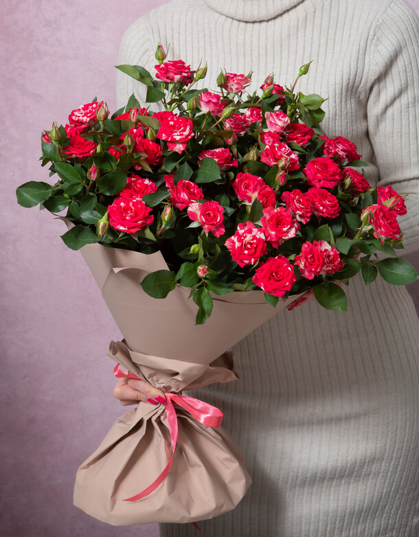 Букет из ярких кустовых роз, артикул F1404369 - 4920 рублей, доставка по городу. Flawery - доставка цветов