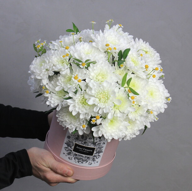 Белая композиция со стойкими хризантемами и ромашками в шляпной коробке, артикул F1270896 - 4000 рублей, доставка по городу. Flawery - доставка цветов