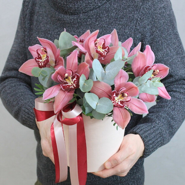 Орхидеи в коробке с эвкалиптом, артикул F1290315 - 5500 рублей, доставка по городу. Flawery - доставка цветов