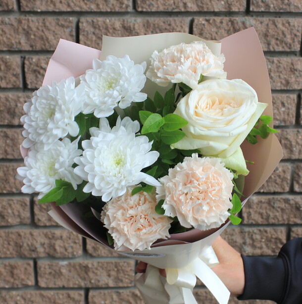 Ароматный букет-комплимент с пионовидной розой и стойкими цветами, артикул F1293664 - 2000 рублей, доставка по городу. Flawery - доставка цветов