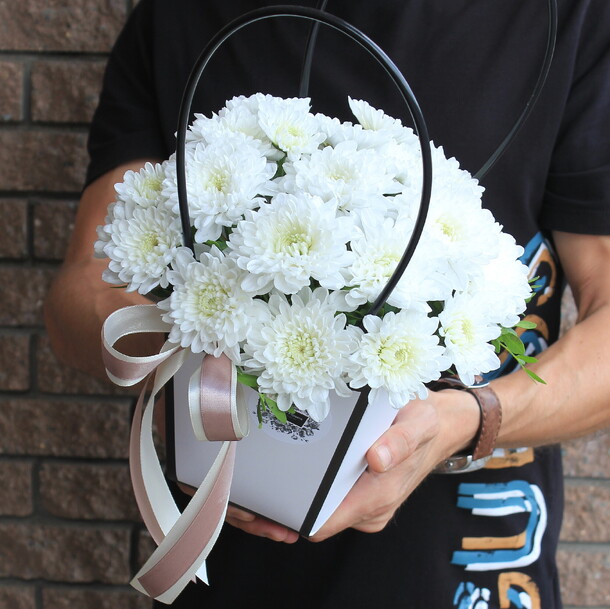 Нежная стойкая композиция с пушистой и белой хризантемой, артикул F1331288 - 2400 рублей, доставка по городу. Flawery - доставка цветов