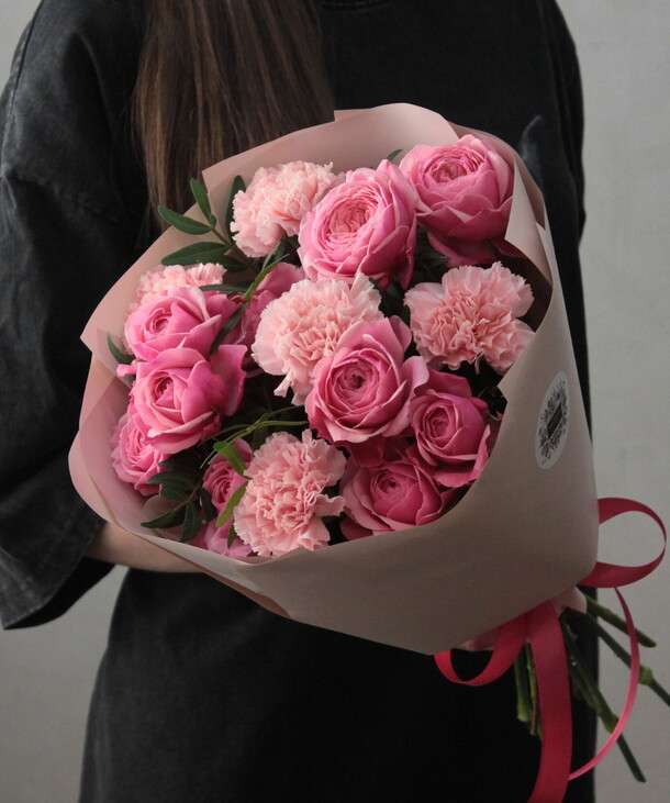 Нежно-яркий букет для любимой из кустовых пионовидных роз и диантусов, артикул F1381129 - 5200 рублей, доставка по городу. Flawery - доставка цветов