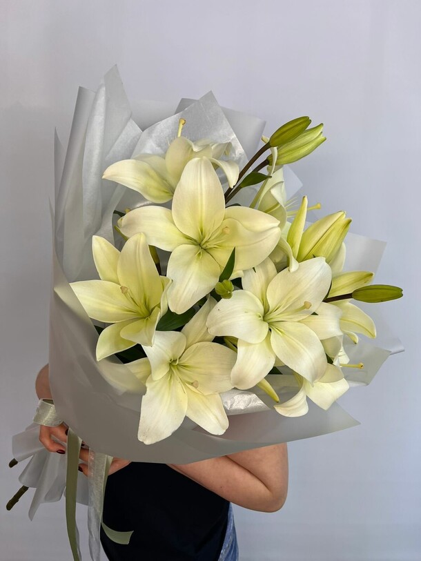 Букет белых лилий, артикул F1270292 - 3500 рублей, доставка по городу. Flawery - доставка цветов
