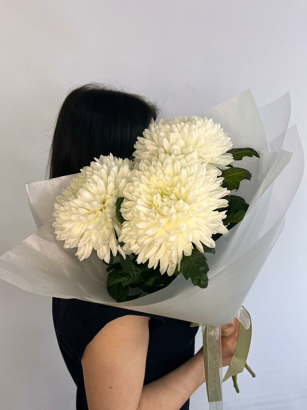 Букет их одноголовой хризантемы, артикул F1270376 - 2000 рублей, доставка по городу. Flawery - доставка цветов