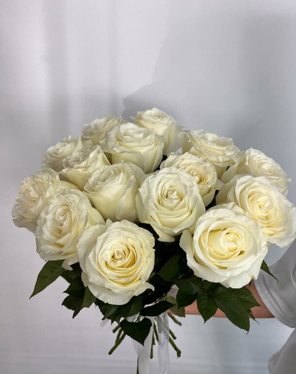 Букет ароматных белых роз, артикул F1270388 - 6600 рублей, доставка по городу. Flawery - доставка цветов