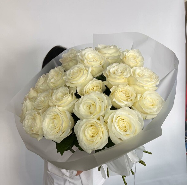 21 белая ароматная роза, артикул F1270390 - 10700 рублей, доставка по городу. Flawery - доставка цветов