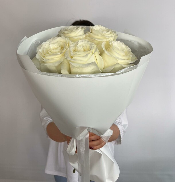 Букет из 5 роз в нежном оформлении, артикул F1270394 - 2999 рублей, доставка по городу. Flawery - доставка цветов