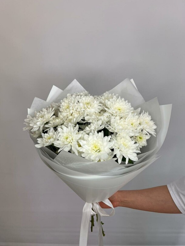 Букет белых хризантем, артикул F1270397 - 3000 рублей, доставка по городу. Flawery - доставка цветов