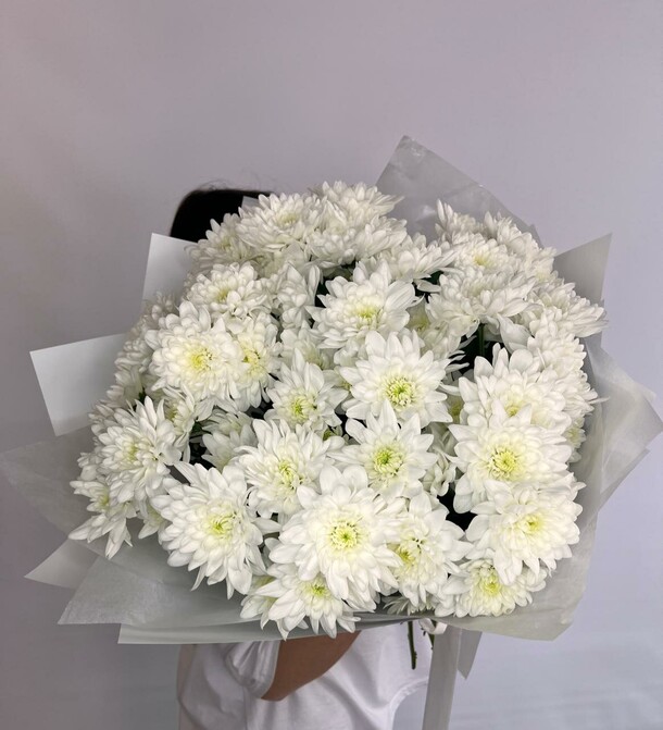 Белые хризантемы в нежном оформлении, артикул F1270399 - 3900 рублей, доставка по городу. Flawery - доставка цветов