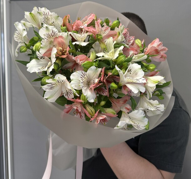 Микс альстромерий, артикул F1411748 - 3650 рублей, доставка по городу. Flawery - доставка цветов