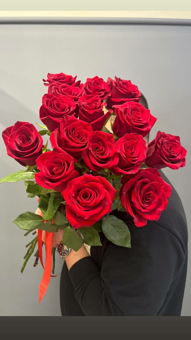 15 импортных роз под ленту, артикул F1505910 - 6850 рублей, доставка по городу. Flawery - доставка цветов