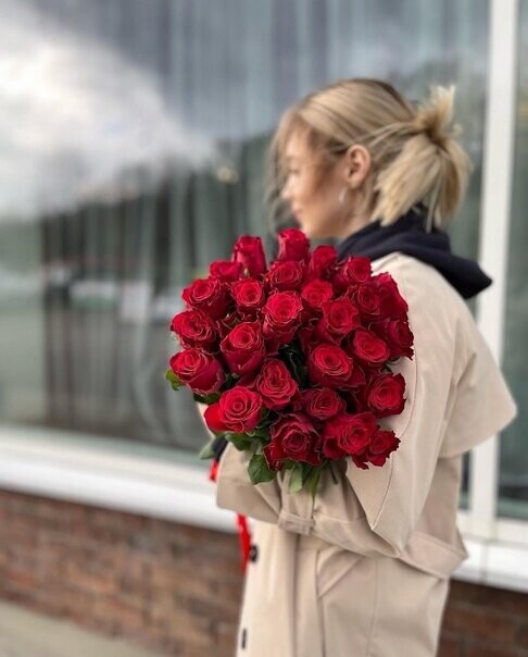 25 красных роз, артикул F1134992 - 5617 рублей, доставка по городу. Flawery - доставка цветов
