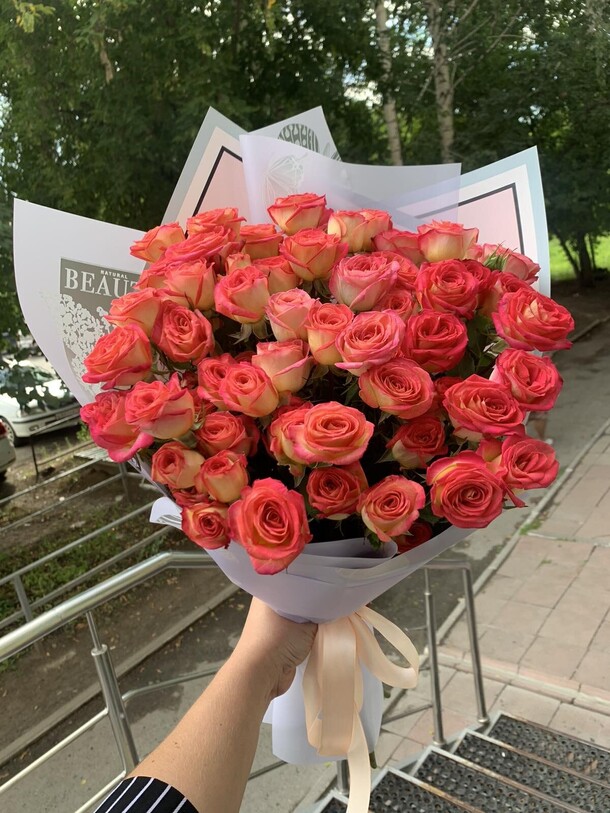 Букет кустовых роз, артикул F1134996 - 5722 рублей, доставка по городу. Flawery - доставка цветов