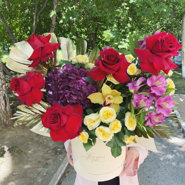 Композиция с вывернутой розой, артикул F1135149 - 8239 рублей, доставка по городу. Flawery - доставка цветов