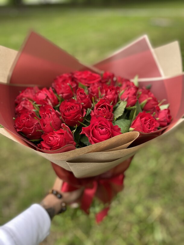 Букет из 25 роз в оформлении, артикул F1135151 - 5927 рублей, доставка по городу. Flawery - доставка цветов