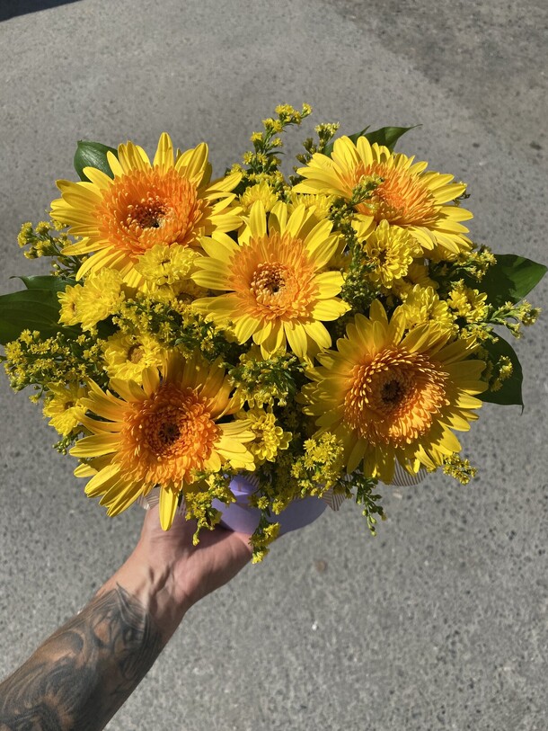 Солнечная композиция в коробке, артикул F1135237 - 5706 рублей, доставка по городу. Flawery - доставка цветов