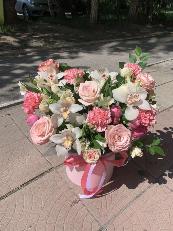 Композиция в коробке, артикул F1135601 - 7885 рублей, доставка по городу. Flawery - доставка цветов