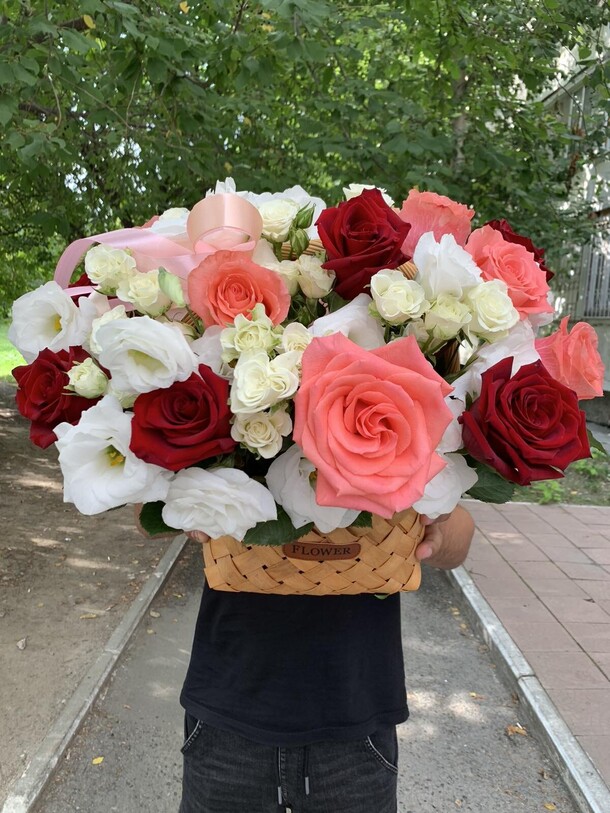 Корзина с розой и эустомой, артикул F1136197 - 14067 рублей, доставка по городу. Flawery - доставка цветов