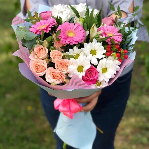 Букет сборный , разноцветный, артикул F1142827 - 5634 рублей, доставка по городу. Flawery - доставка цветов