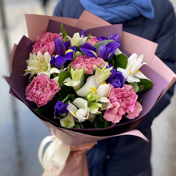 Букет с ирисами, артикул F1142830 - 5201 рублей, доставка по городу. Flawery - доставка цветов