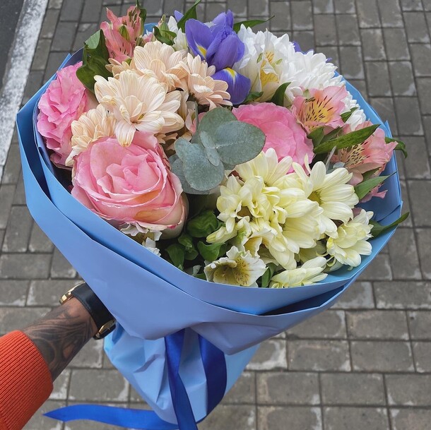 Букет в оригинальном оформлении зефира, артикул F1143934 - 7016 рублей, доставка по городу. Flawery - доставка цветов