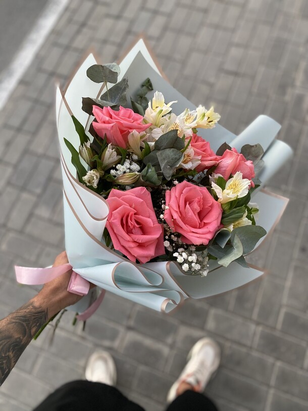 Букет с розой и альстромерий, артикул F1143995 - 5121 рублей, доставка по городу. Flawery - доставка цветов