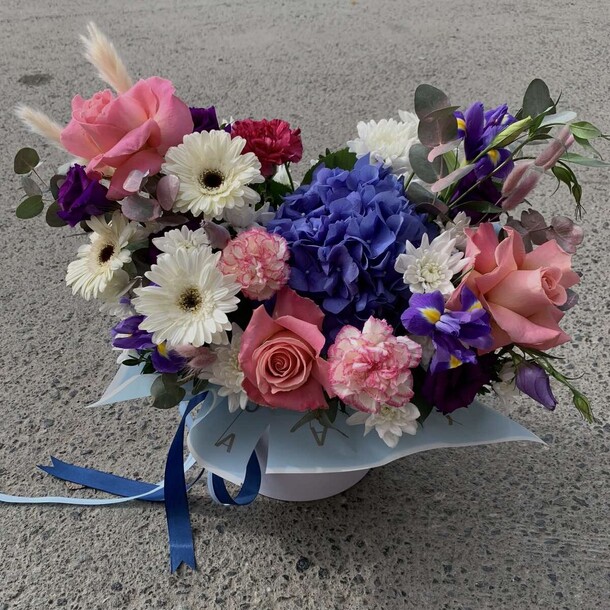 Композиция в ярких оттенках, артикул F1143996 - 9620 рублей, доставка по городу. Flawery - доставка цветов