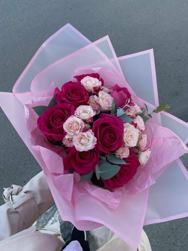 Букет из двух видов роз, артикул F1146727 - 6679 рублей, доставка по городу. Flawery - доставка цветов