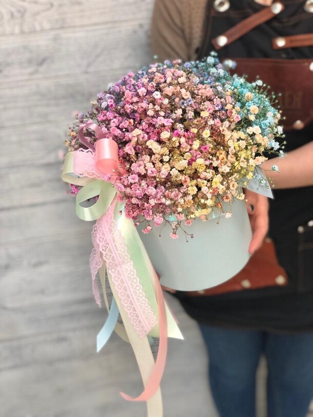 Радужная коробка гипсофил, артикул F1146760 - 6183 рублей, доставка по городу. Flawery - доставка цветов