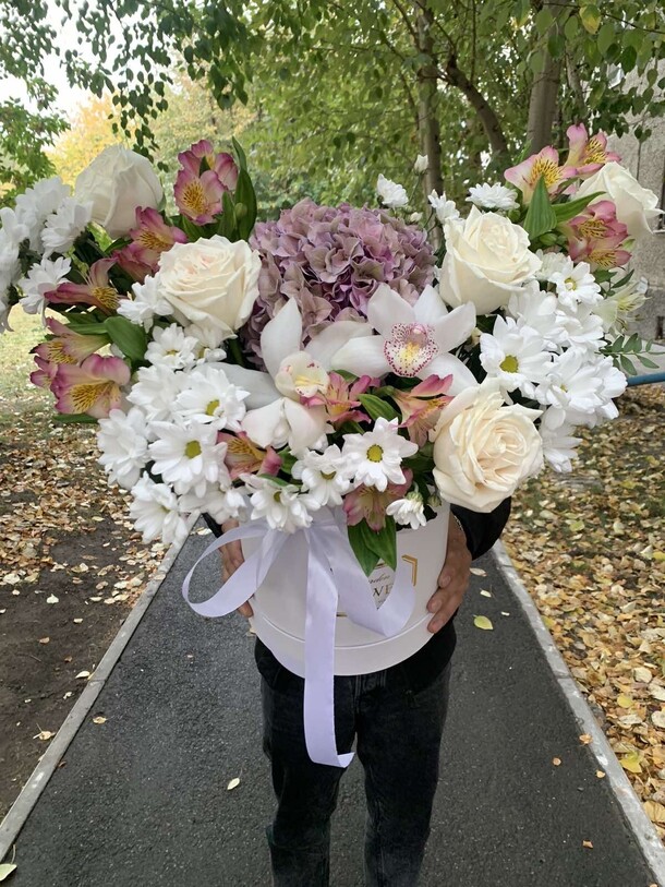 Композиция в коробке maxi, артикул F1146923 - 10259 рублей, доставка по городу. Flawery - доставка цветов