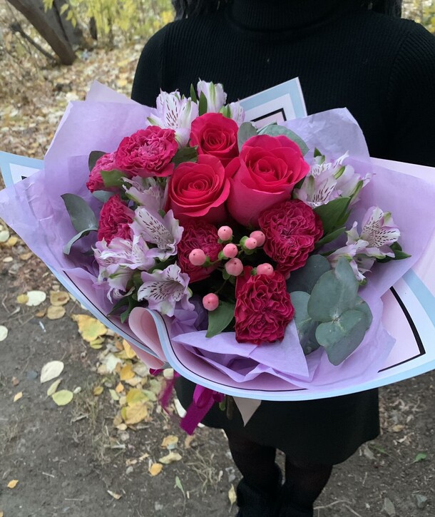 Букет яркий с ягодами, артикул F1147444 - 5227 рублей, доставка по городу. Flawery - доставка цветов